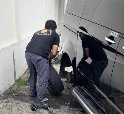 Thợ kỹ thuật hỗ trợ kiểm tra lốp ô tô