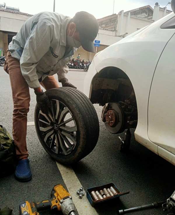 Dịch vụ vá lốp của Cứu hộ ô tô Hà Nội lưu động nhanh chóng