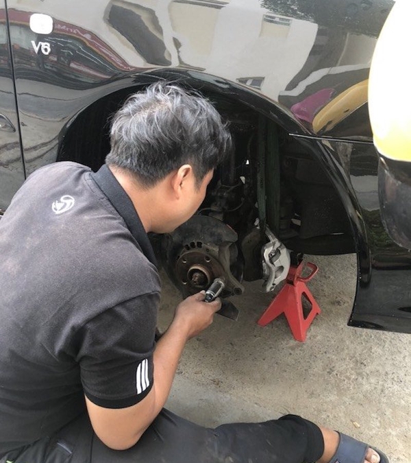 Không phải bác tài nào cũng có thể tự mình sửa chữa lốp xe