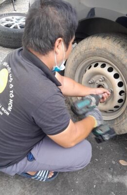 Lốp hư hỏng khi xe đang lưu thông khiến nhiều bác tài bối rối